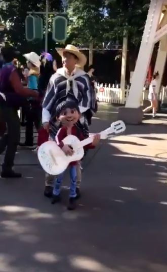 米高從《可可夜總會》走到現實!彈結他高歌表情超逼真:這根本就是本尊❤% 照片 米高從《可可夜總會》走到現實!彈結他高歌表情超逼真:這根本就是本尊❤
