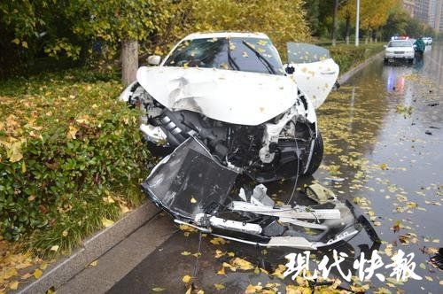 抱歉平民滾邊!炫富哥開瑪莎拉蒂上路 失控瞬間「超跑直接變廢鐵」腰斬路樹% 照片 抱歉平民滾邊!炫富哥開瑪莎拉蒂上路 失控瞬間「超跑直接變廢鐵」腰斬路樹