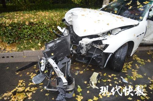 抱歉平民滾邊!炫富哥開瑪莎拉蒂上路 失控瞬間「超跑直接變廢鐵」腰斬路樹% 照片 抱歉平民滾邊!炫富哥開瑪莎拉蒂上路 失控瞬間「超跑直接變廢鐵」腰斬路樹