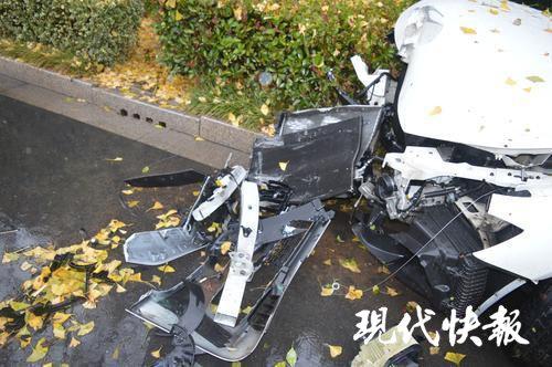 抱歉平民滾邊!炫富哥開瑪莎拉蒂上路 失控瞬間「超跑直接變廢鐵」腰斬路樹% 照片 抱歉平民滾邊!炫富哥開瑪莎拉蒂上路 失控瞬間「超跑直接變廢鐵」腰斬路樹