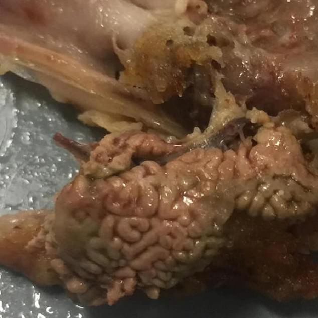 想當肥宅狂嗑炸雞...低頭卻看到「怨念小腦袋」躺桶底 肯德基急滅火:都是雞沒關係啦!% 照片 想當肥宅狂嗑炸雞...低頭卻看到「怨念小腦袋」躺桶底 肯德基急滅火:都是雞沒關係啦!