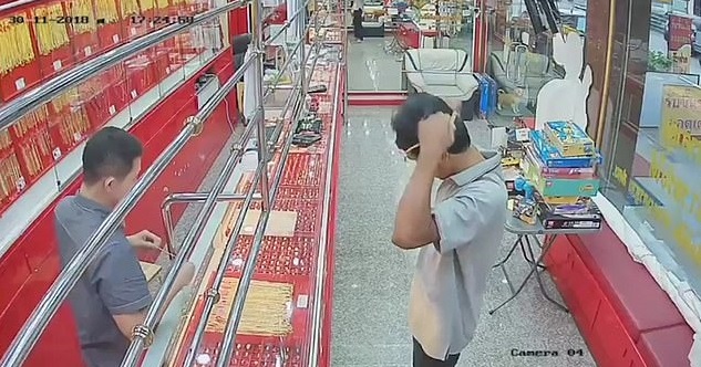 糗到哭!試戴金項鍊瞬間向外衝 門打不開只好「裝沒事走回櫃台」:還你呵呵% 照片 糗到哭!試戴金項鍊瞬間向外衝 門打不開只好「裝沒事走回櫃台」:還你呵呵