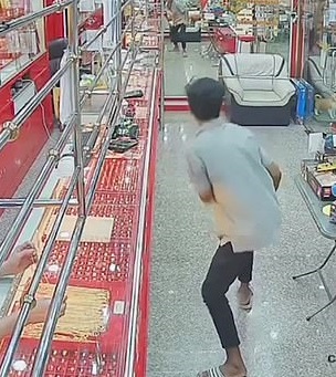 糗到哭!試戴金項鍊瞬間向外衝 門打不開只好「裝沒事走回櫃台」:還你呵呵% 照片 糗到哭!試戴金項鍊瞬間向外衝 門打不開只好「裝沒事走回櫃台」:還你呵呵