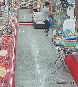 糗到哭!試戴金項鍊瞬間向外衝 門打不開只好「裝沒事走回櫃台」:還你呵呵% 照片 糗到哭!試戴金項鍊瞬間向外衝 門打不開只好「裝沒事走回櫃台」:還你呵呵