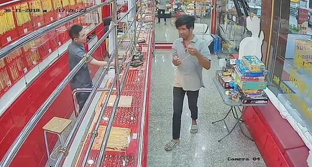 糗到哭!試戴金項鍊瞬間向外衝 門打不開只好「裝沒事走回櫃台」:還你呵呵% 照片 糗到哭!試戴金項鍊瞬間向外衝 門打不開只好「裝沒事走回櫃台」:還你呵呵
