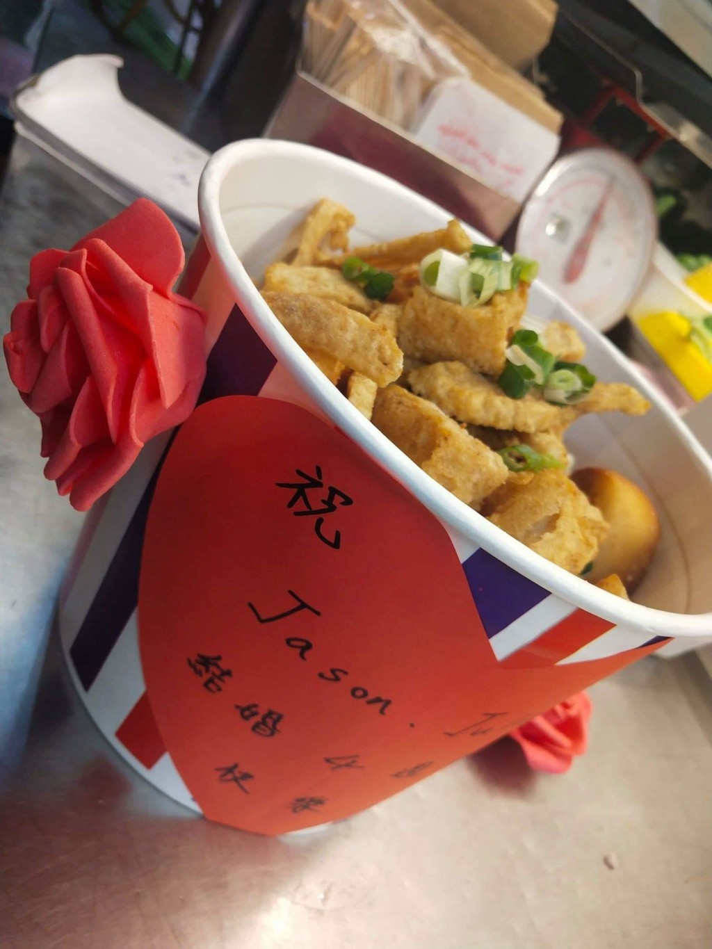 最平凡的幸福!他結婚4周年給老婆「真的不愁吃」 串通鹹酥雞老闆愛的套餐...網友:嫁對了% 照片 最平凡的幸福!他結婚4周年給老婆「真的不愁吃」 串通鹹酥雞老闆愛的套餐...網友:嫁對了