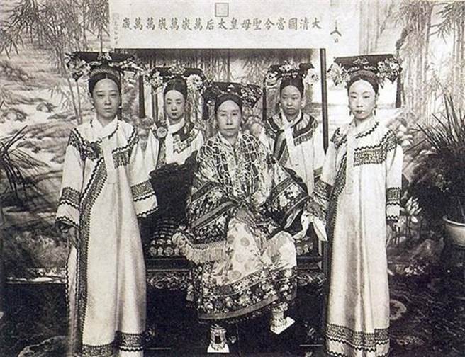 12張證明「慈禧太后天生就有皇帝氣場」的罕見舊照 卻為拍最後一張賠上命!% 照片 12張證明「慈禧太后天生就有皇帝氣場」的罕見舊照 卻為拍最後一張賠上命!