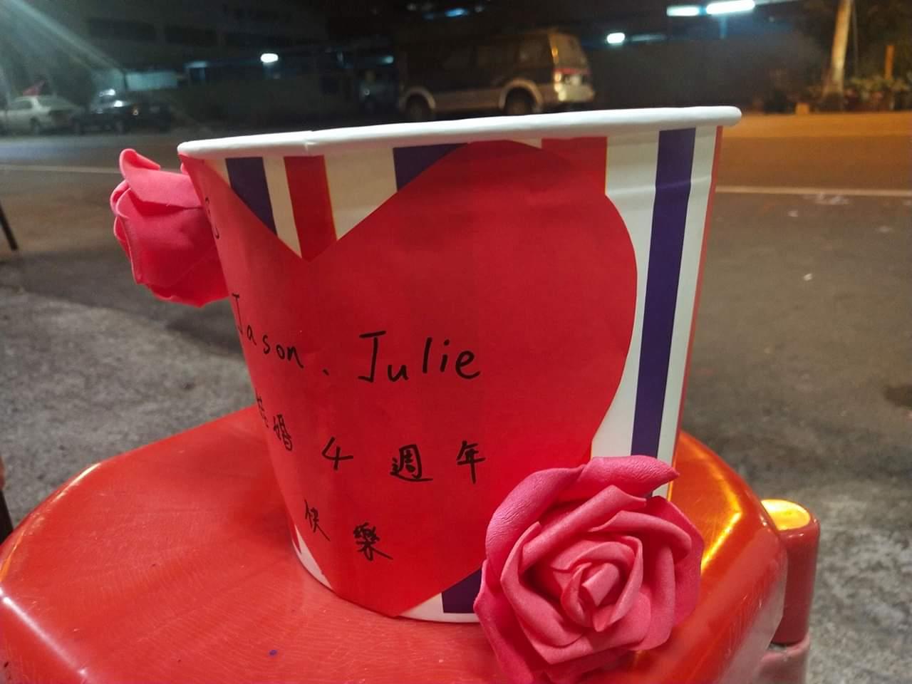 最平凡的幸福!他結婚4周年給老婆「真的不愁吃」 串通鹹酥雞老闆愛的套餐...網友:嫁對了% 照片 最平凡的幸福!他結婚4周年給老婆「真的不愁吃」 串通鹹酥雞老闆愛的套餐...網友:嫁對了