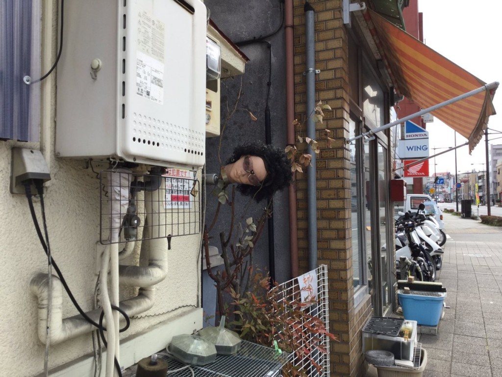 日本「最強防盜法」比監視器有用 水管旁的人頭「頭頂樹葉盯著你」...整條脊椎涼掉!% 照片 日本「最強防盜法」比監視器有用 水管旁的人頭「頭頂樹葉盯著你」...整條脊椎涼掉!