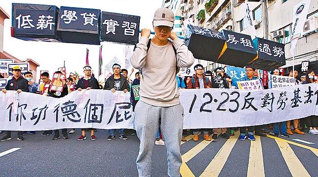 蔡英文年前大紅包?薪水沒有30K通通有 平均人人拿1萬塊好過年...網友:那定案沒?% 照片 蔡英文年前大紅包?薪水沒有30K通通有 平均人人拿1萬塊好過年...網友:那定案沒?