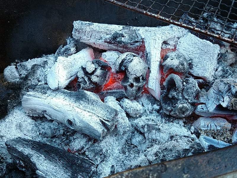 BBQ烤完火盆驚見「嬰兒頭」 日本藝術家「公然燒炭」民眾差點報警:以為燒真的...% 照片 BBQ烤完火盆驚見「嬰兒頭」 日本藝術家「公然燒炭」民眾差點報警:以為燒真的...