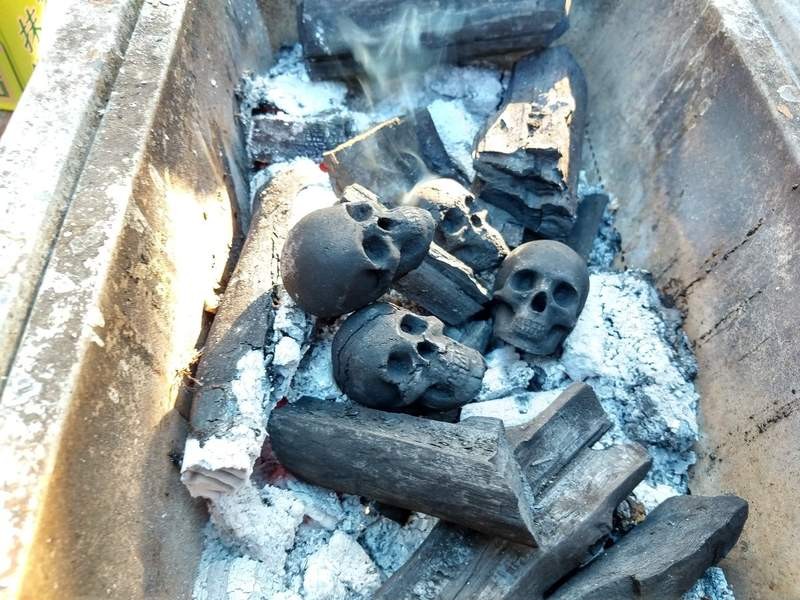 BBQ烤完火盆驚見「嬰兒頭」 日本藝術家「公然燒炭」民眾差點報警:以為燒真的...% 照片 BBQ烤完火盆驚見「嬰兒頭」 日本藝術家「公然燒炭」民眾差點報警:以為燒真的...