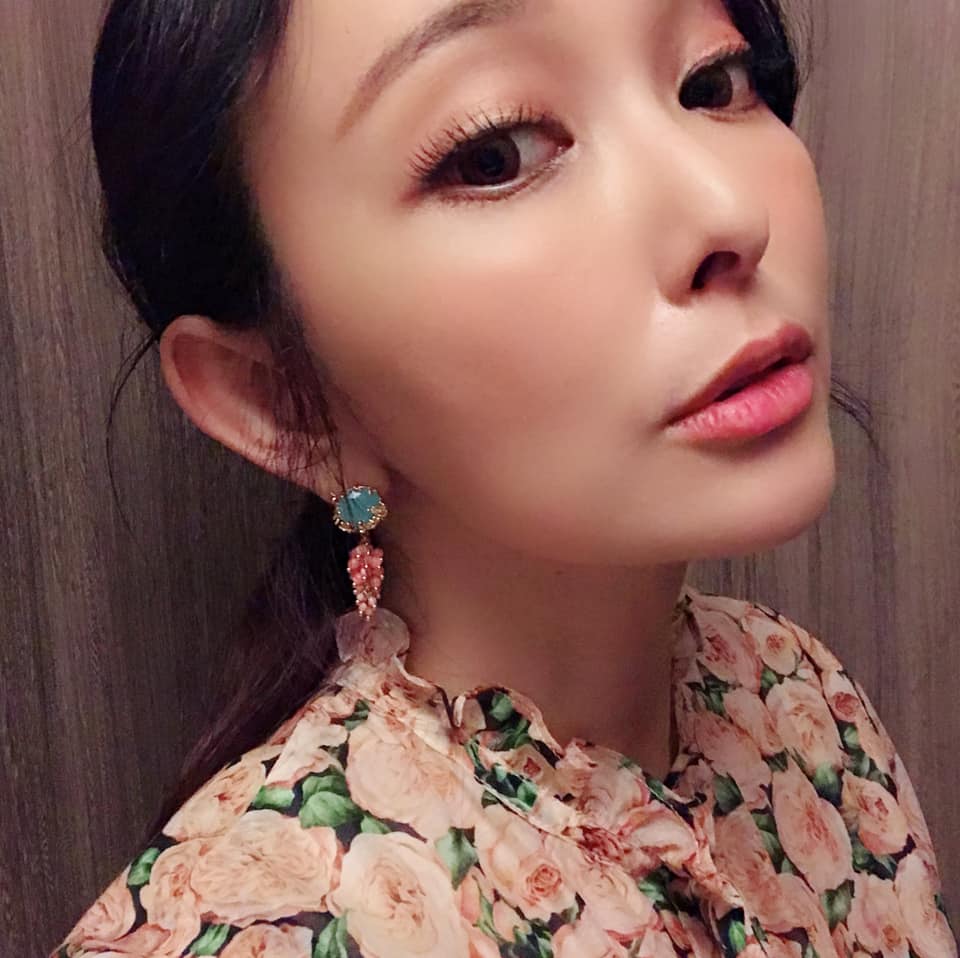 愛紗老公跟美眉曖昧還果斷「簽字」 她崩潰進出戶政事務所:3年婚姻一場空...% 照片 愛紗老公跟美眉曖昧還果斷「簽字」 她崩潰進出戶政事務所:3年婚姻一場空...