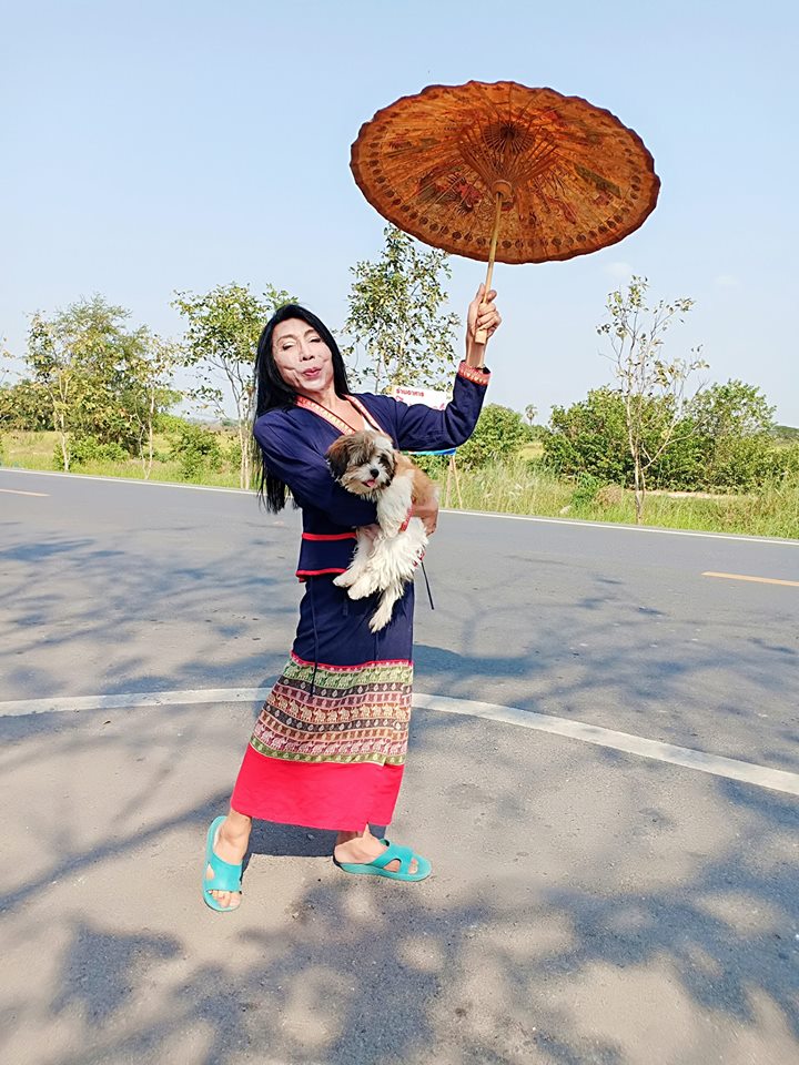 泰國「最辣美魔女」嫁小鮮肉爽曬結婚證書 網看婚紗照驚呆:這絕對是真愛...% 照片 泰國「最辣美魔女」嫁小鮮肉爽曬結婚證書 網看婚紗照驚呆:這絕對是真愛...
