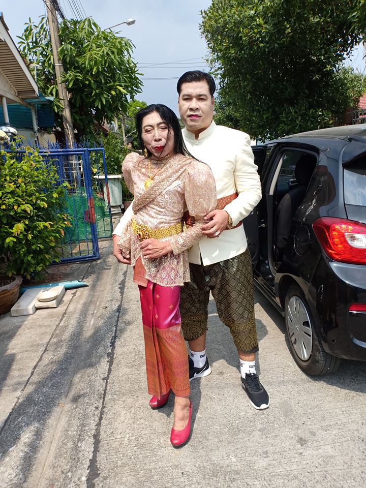 泰國「最辣美魔女」嫁小鮮肉爽曬結婚證書 網看婚紗照驚呆:這絕對是真愛...% 照片 泰國「最辣美魔女」嫁小鮮肉爽曬結婚證書 網看婚紗照驚呆:這絕對是真愛...