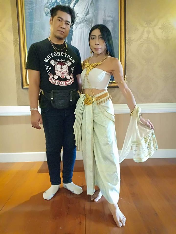 泰國「最辣美魔女」嫁小鮮肉爽曬結婚證書 網看婚紗照驚呆:這絕對是真愛...% 照片 泰國「最辣美魔女」嫁小鮮肉爽曬結婚證書 網看婚紗照驚呆:這絕對是真愛...
