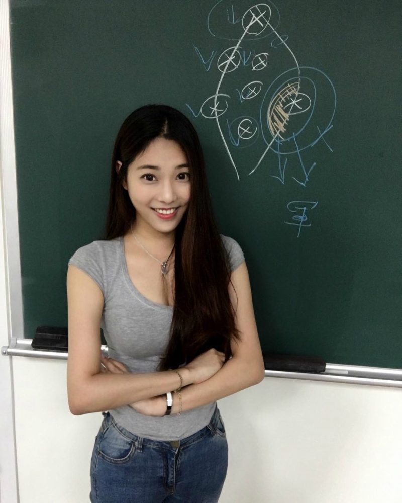 台灣「最正大學女老師」紅到國外!小黑裙下「雪白長腿」老外嘆:台灣人太幸福% 照片 台灣「最正大學女老師」紅到國外!小黑裙下「雪白長腿」老外嘆:台灣人太幸福