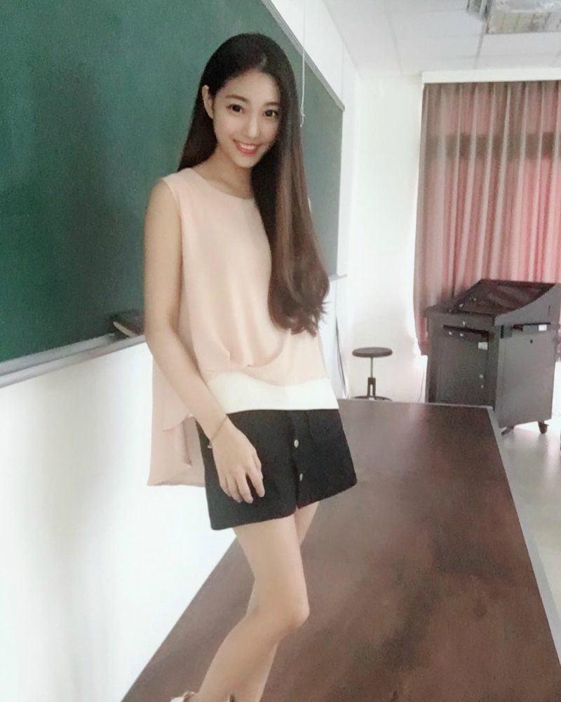 台灣「最正大學女老師」紅到國外!小黑裙下「雪白長腿」老外嘆:台灣人太幸福% 照片 台灣「最正大學女老師」紅到國外!小黑裙下「雪白長腿」老外嘆:台灣人太幸福