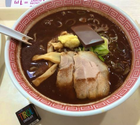 日本情人節推出長得像「台灣恐怖小吃」的特殊拉麵 味道竟然是甜的!% 照片 日本情人節推出長得像「台灣恐怖小吃」的特殊拉麵 味道竟然是甜的!