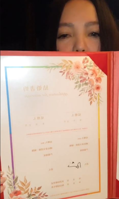 張惠妹無預警開直播「親手簽結婚書約」!送上祝福讓網爆淚...她:充滿幸福% 照片 張惠妹無預警開直播「親手簽結婚書約」!送上祝福讓網爆淚...她:充滿幸福