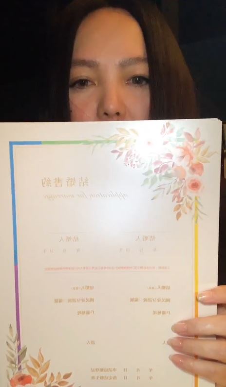 張惠妹無預警開直播「親手簽結婚書約」!送上祝福讓網爆淚...她:充滿幸福% 照片 張惠妹無預警開直播「親手簽結婚書約」!送上祝福讓網爆淚...她:充滿幸福