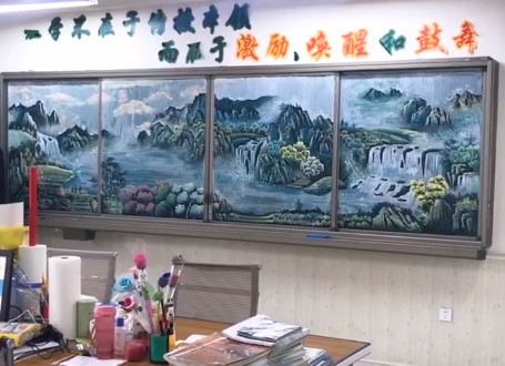小學老師「用粉筆開天拓地」在網上瘋傳 超神「黑板畫」26萬網友讚翻:他被耽誤了!% 照片 小學老師「用粉筆開天拓地」在網上瘋傳 超神「黑板畫」26萬網友讚翻:他被耽誤了!