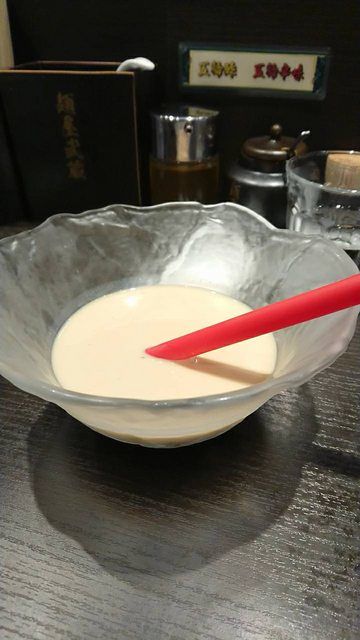 「珍奶沾麵」吃起來到底怎樣?台男勇敢赴日嘗試「詭異衝擊口感」大崩潰:台日友好徹底結束% 照片 「珍奶沾麵」吃起來到底怎樣?台男勇敢赴日嘗試「詭異衝擊口感」大崩潰:台日友好徹底結束
