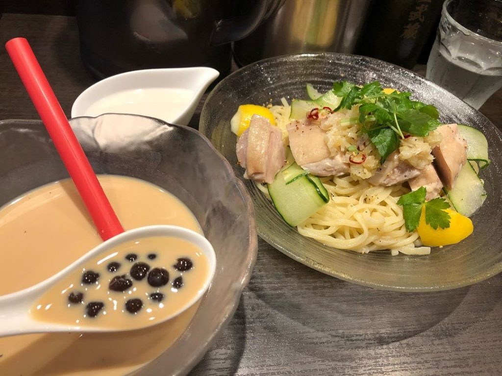 「珍奶沾麵」吃起來到底怎樣?台男勇敢赴日嘗試「詭異衝擊口感」大崩潰:台日友好徹底結束% 照片 「珍奶沾麵」吃起來到底怎樣?台男勇敢赴日嘗試「詭異衝擊口感」大崩潰:台日友好徹底結束