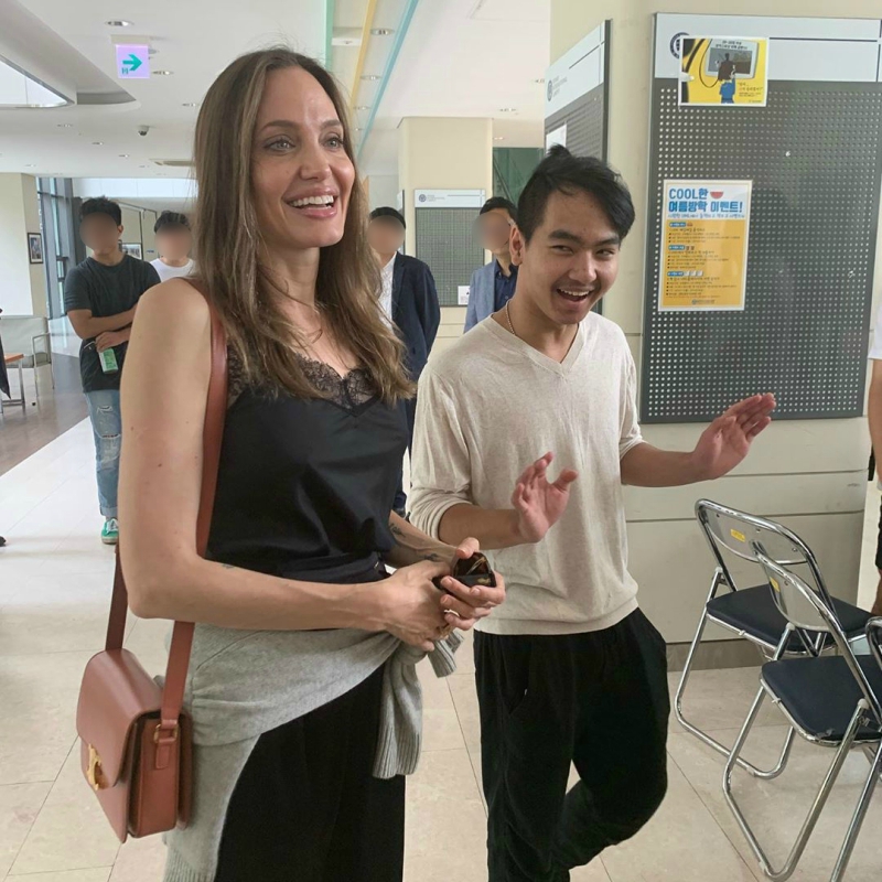 影/裘莉變身「超有愛慈母」陪兒子入學 親民跟學生聊天…自爆:我會忍住不哭的!% 照片 影/裘莉變身「超有愛慈母」陪兒子入學 親民跟學生聊天…自爆:我會忍住不哭的!