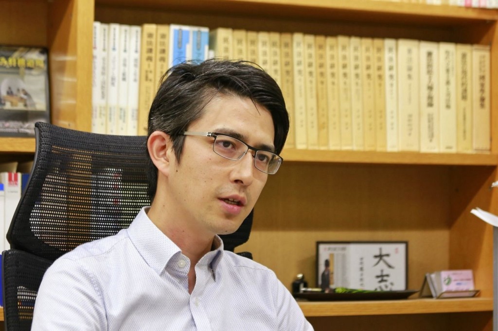 日本法律系教授「像從漫畫走出來」!「高學歷+高顔值」連男學生都瘋狂 真實年齡曝光% 照片 日本法律系教授「像從漫畫走出來」!「高學歷+高顔值」連男學生都瘋狂 真實年齡曝光