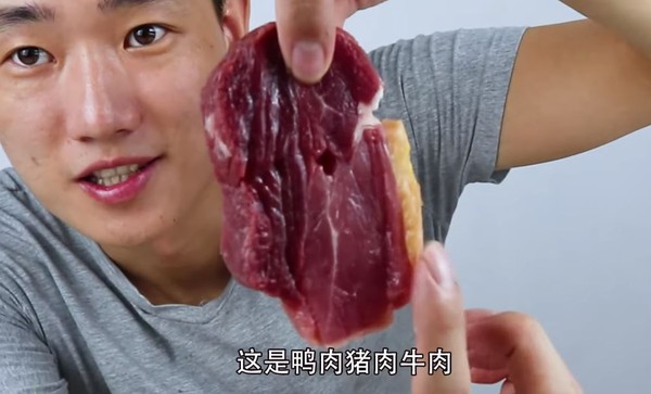 網紅實測「用神奇膠水打造重組肉」被瘋傳 網看「超完美結果」大傻眼:一定會被騙!% 照片 網紅實測「用神奇膠水打造重組肉」被瘋傳 網看「超完美結果」大傻眼:一定會被騙!