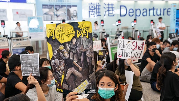 劉亦菲「挺港警」網友反感拒看《花木蘭》 《屍速》男星貼「中共最怕照」力挺:我挺香港!% 照片 劉亦菲「挺港警」網友反感拒看《花木蘭》 《屍速》男星貼「中共最怕照」力挺:我挺香港!