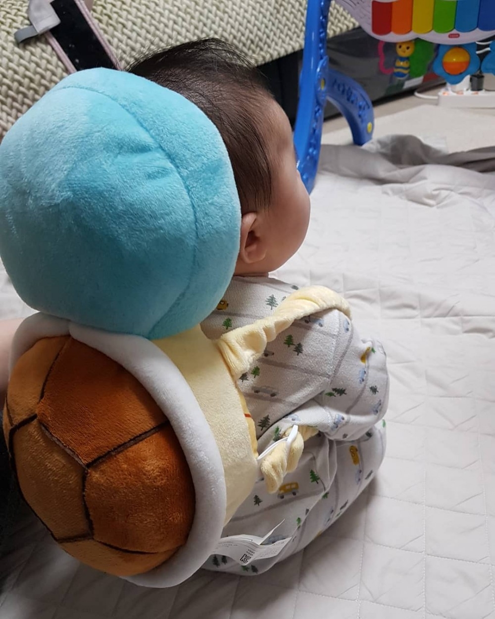 家裡養了寶可夢?寶寶用「傑尼龜防護枕」萌到少女也瘋搶 小小隻背影超療癒❤% 照片 家裡養了寶可夢?寶寶用「傑尼龜防護枕」萌到少女也瘋搶 小小隻背影超療癒❤