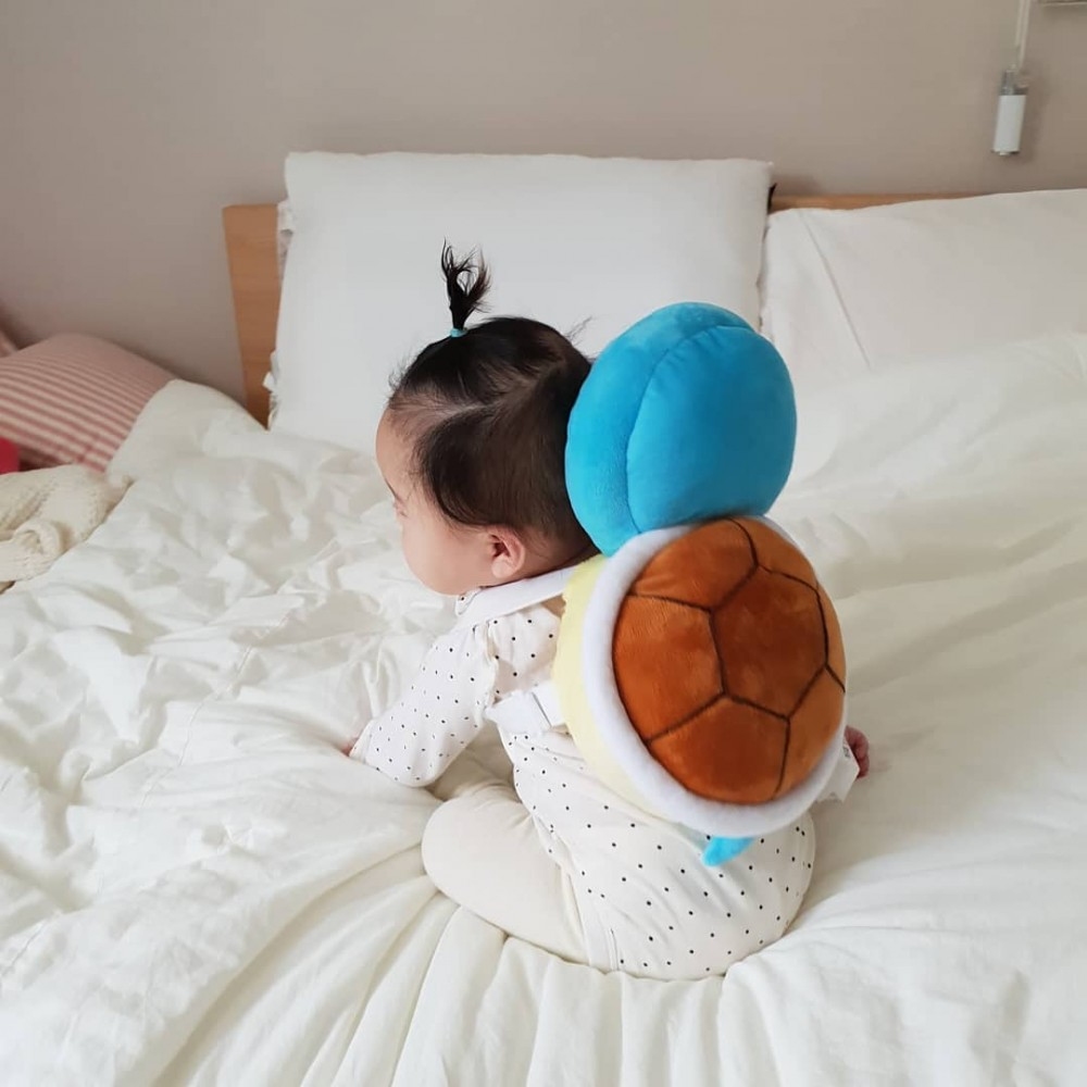家裡養了寶可夢?寶寶用「傑尼龜防護枕」萌到少女也瘋搶 小小隻背影超療癒❤% 照片 家裡養了寶可夢?寶寶用「傑尼龜防護枕」萌到少女也瘋搶 小小隻背影超療癒❤