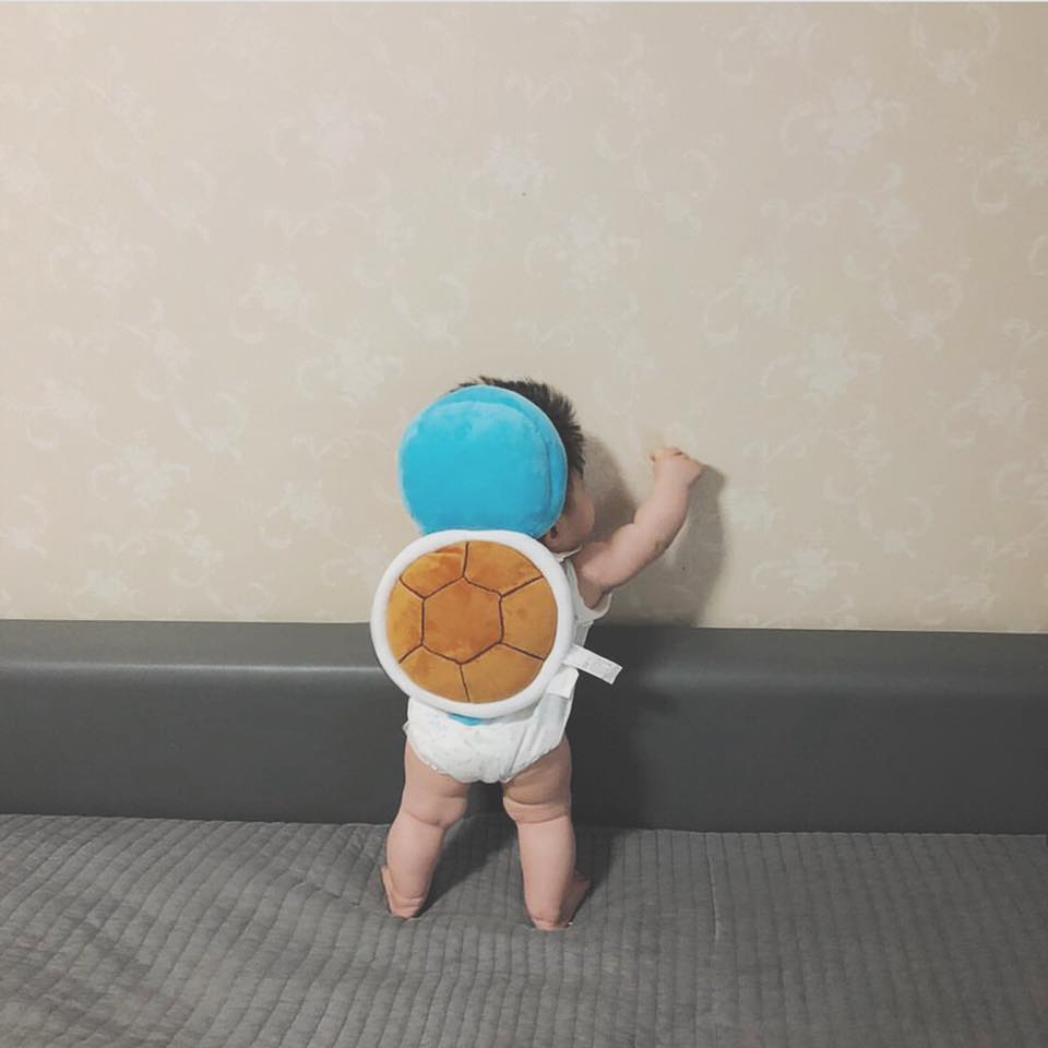 家裡養了寶可夢?寶寶用「傑尼龜防護枕」萌到少女也瘋搶 小小隻背影超療癒❤% 照片 家裡養了寶可夢?寶寶用「傑尼龜防護枕」萌到少女也瘋搶 小小隻背影超療癒❤