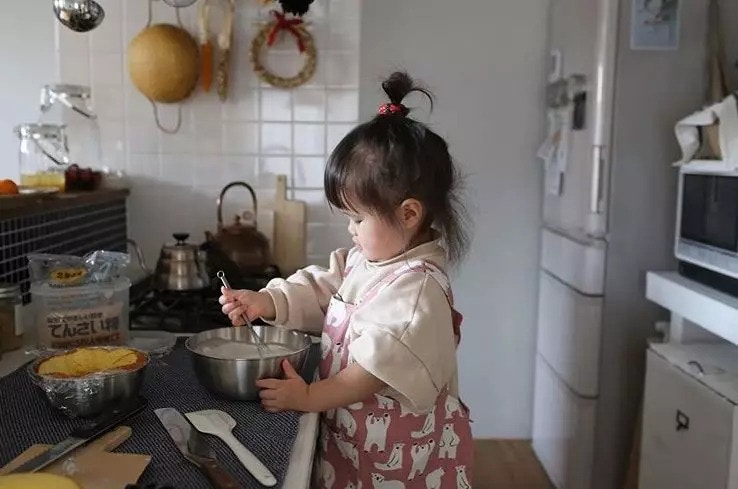 3歲料理小天才「用臉煮飯」連大人都沒她賢慧❤% 照片 3歲料理小天才「用臉煮飯」連大人都沒她賢慧❤