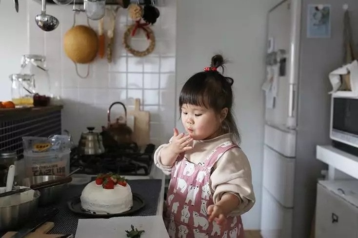 3歲料理小天才「用臉煮飯」連大人都沒她賢慧❤% 照片 3歲料理小天才「用臉煮飯」連大人都沒她賢慧❤