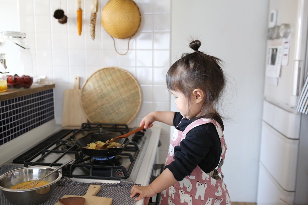 3歲料理小天才「用臉煮飯」連大人都沒她賢慧❤% 照片 3歲料理小天才「用臉煮飯」連大人都沒她賢慧❤