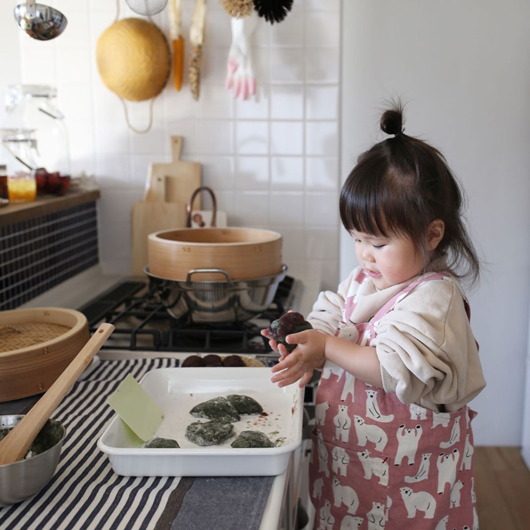 3歲料理小天才「用臉煮飯」連大人都沒她賢慧❤% 照片 3歲料理小天才「用臉煮飯」連大人都沒她賢慧❤