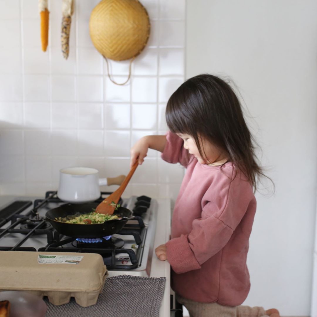 3歲料理小天才「用臉煮飯」連大人都沒她賢慧❤% 照片 3歲料理小天才「用臉煮飯」連大人都沒她賢慧❤