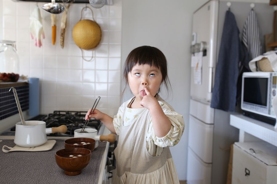 3歲料理小天才「用臉煮飯」連大人都沒她賢慧❤% 照片 3歲料理小天才「用臉煮飯」連大人都沒她賢慧❤