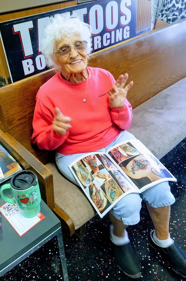 103歲阿嬤「挑戰刺青」慶祝長壽 下個「願望清單」年輕人超愛% 照片 103歲阿嬤「挑戰刺青」慶祝長壽 下個「願望清單」年輕人超愛