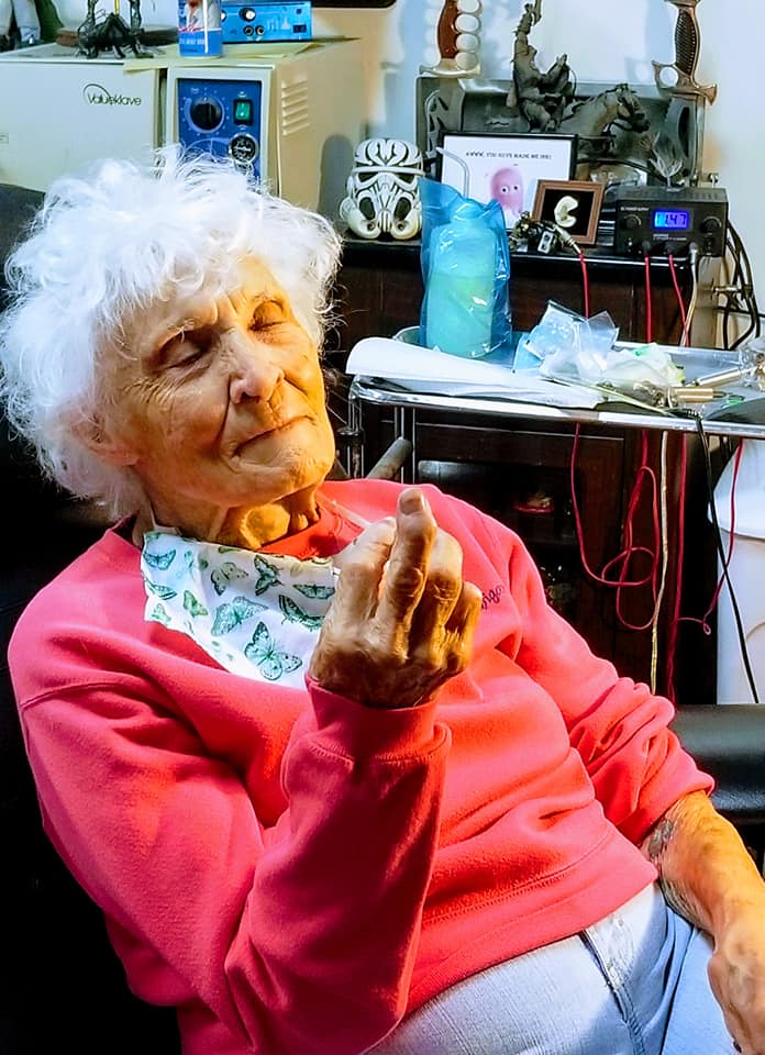103歲阿嬤「挑戰刺青」慶祝長壽 下個「願望清單」年輕人超愛% 照片 103歲阿嬤「挑戰刺青」慶祝長壽 下個「願望清單」年輕人超愛